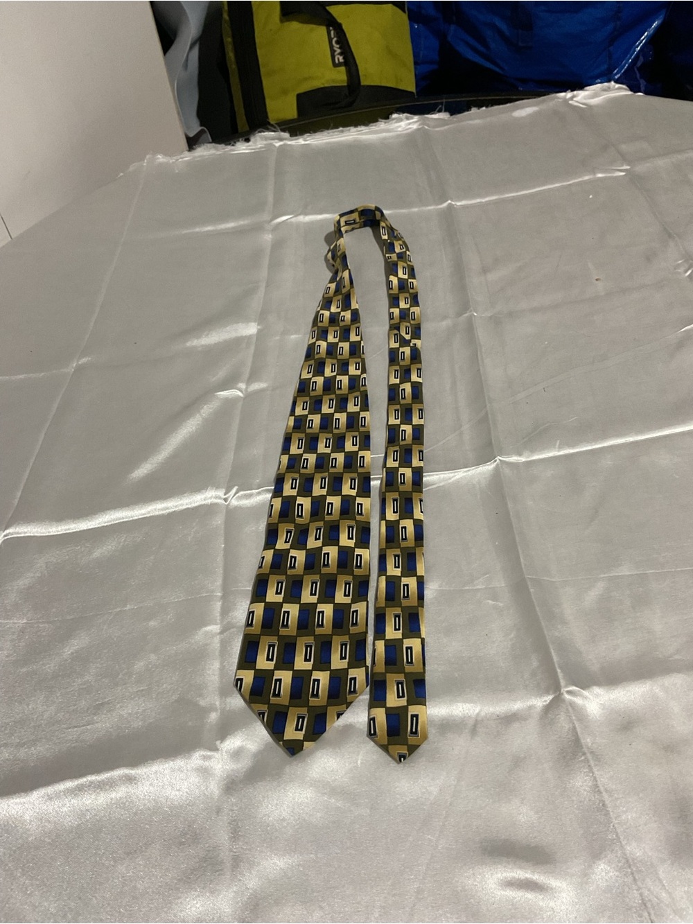 Classic Geometric Pattern Men's Tie in Yellow and Blue
